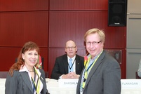 Alueiden komitean jäsenet Satu Tietari ja Petri Kalmi keskustelevat Anteri Saksalan kanssa.